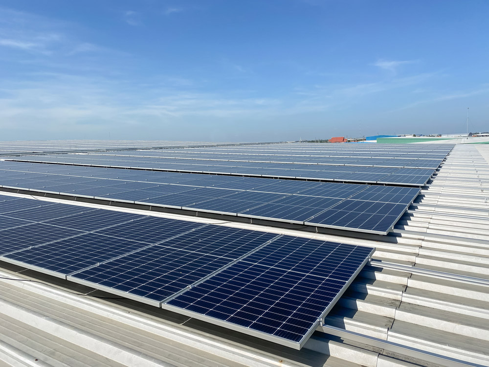 solar,panels,installed,on,a,roof,of,a,large,industrial